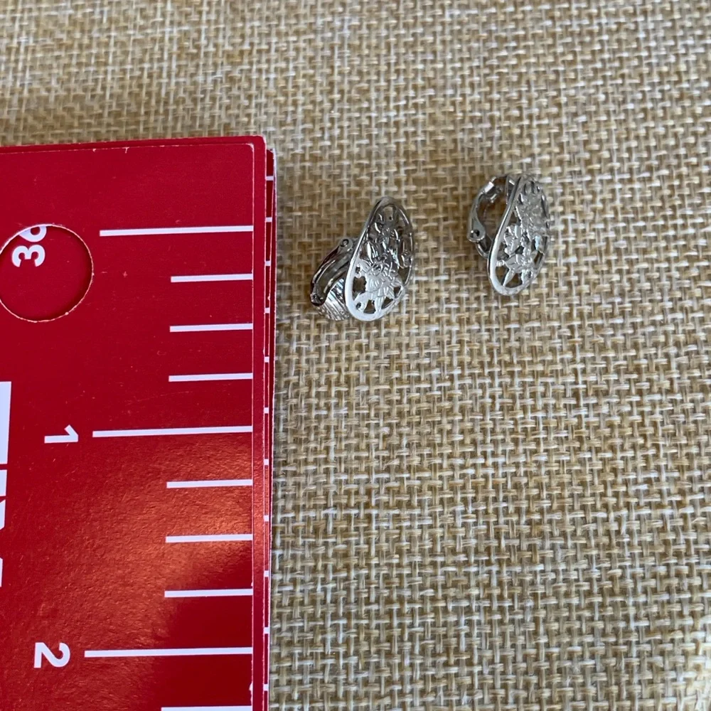 Vintage Avon floral silver tone clip on earrings.